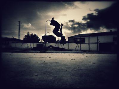 Soy un chico  de 14 años practico Parkour & Freerunning, pequeño pero a la vez grande, ser fuerte para ser util.