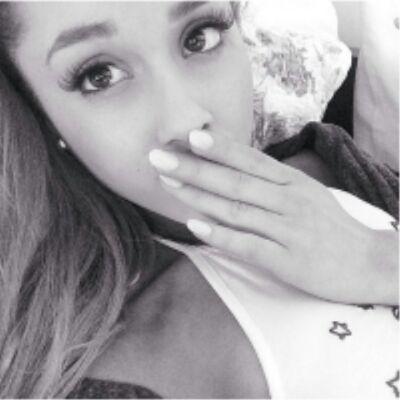 izzy_debby's profile picture. Je suis hanté par mes demons. Si vous avez besoin de parlez je suis la  ~Books~Music~Ariana Grande~