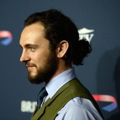 G__Ollivander's profile picture. Fabrico varitas. Escucho a las cosas y hablo con ellas. La varita elige al mago pero yo elijo a la varita.