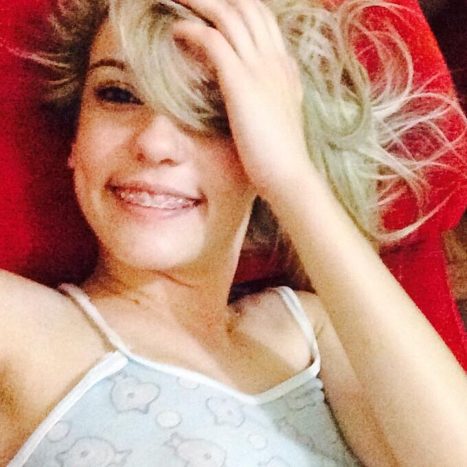 - Sou muito , comunicativa,extrovertida,engraçada,inteligente, bonita e legal .. SiigO dii Voltaah xD
