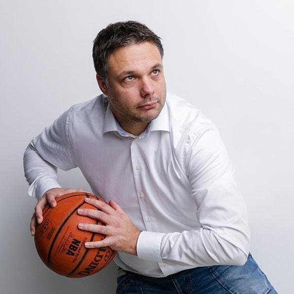 Basketball coach, Read&React adept, Incredibly Basketball-minded, Inspired by Phil Jackson, Dean Smith and Roy Williams.