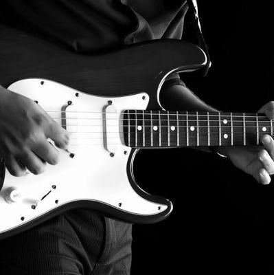 Músico profesional. Guitarrista.