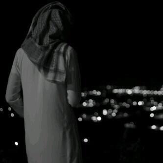 ‏مُجرد عآبر ارهقهُ الحَنين فـ ظلَ يكتبُ عن غائبٍ لن يعود.