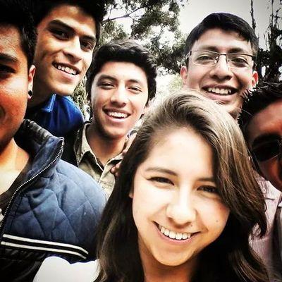 Estudiante de ingeniería, un poco loco, un tanto romántico pero sobre todo siempre con una sonrisa en la cara :D