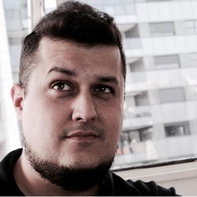 Escultoreteiro no @claytrixstudio e tocadoreteiro de contrabaixo.