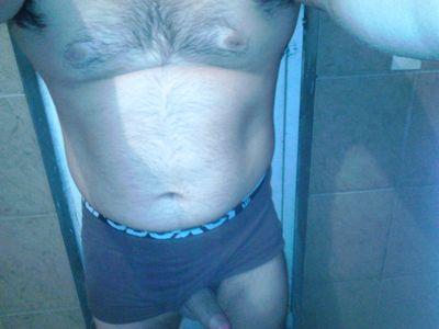 hombre interesado en partisipar en trios de hmh.mhm.y conoser mujeres maduras.yo 26 años...100% activo..y porque no penetrar culos de tv..o gay..