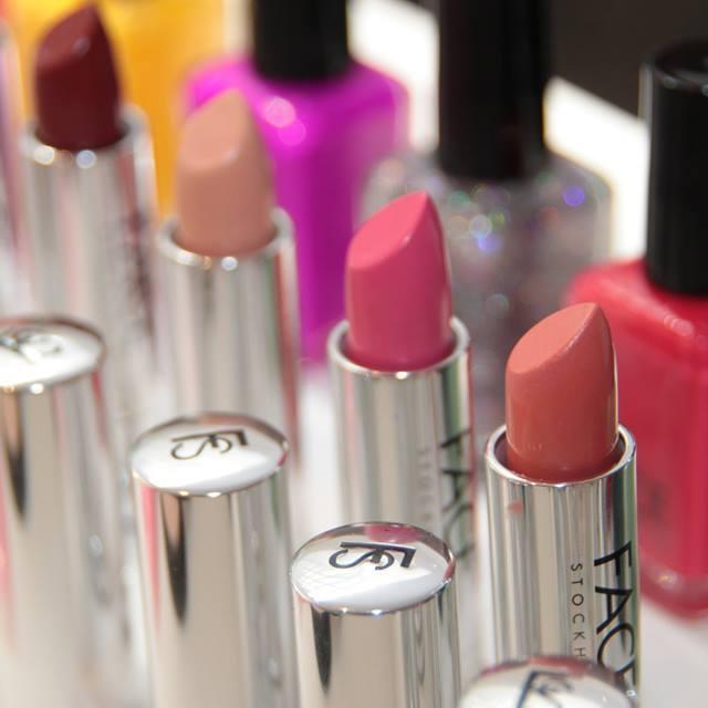 If you are looking to update your look, make up for a special occasion whether it's a party, prom or wedding or cosmetic camouflage, I can make you look amazing