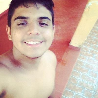 Vivo num mundo onde, o certo e errado quem ama e zuado, quem luta e julgado então foda-se, e dai, quem falem de vc