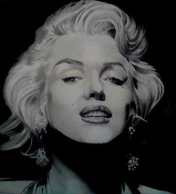 graphitemike's profile picture. Colorblind, self-taught artist who loves to draw faces. Commissions welcome.