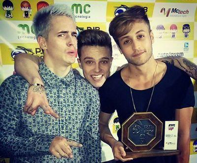 “E essa estranha dor no meu peito é mais do que saudade, é como uma necessidade.”
@caiquegama @nathanbarone @pcastagnoli ❤ / Insta: @guridofly