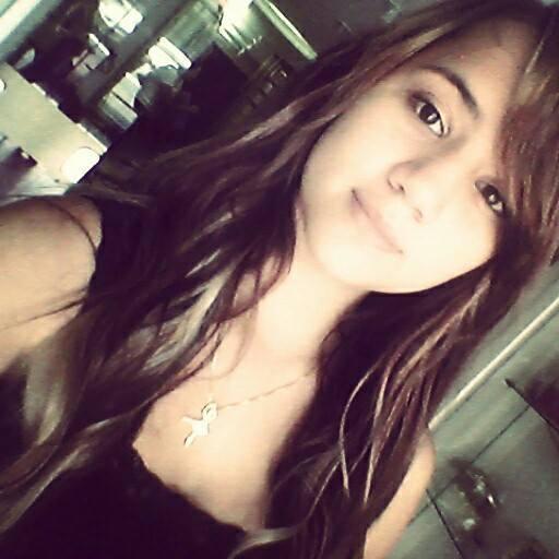 Ela tem entrelinhas facéis de rimar... Minha alma sabe que viver é se entregar. ♥