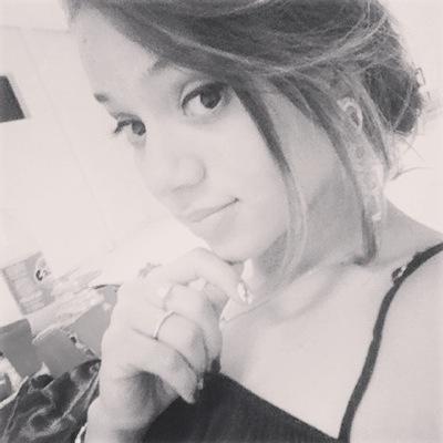 ' Dura e severa de um lado, vulnerável e emocional do outro, irônica, boba, da risada de tudo, irritante. Prazer, eu!