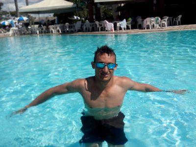 Moro em Uberlândia, 21 anos, solteiro, brincalhão e adoro festas. whatsapp 3497948697. e face eh soh pedir no chat... @ClubeFollowBack
