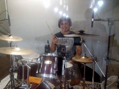 Baterista da banda Cry me Out ! http://t.co/79G2xIlUmX curte lá !