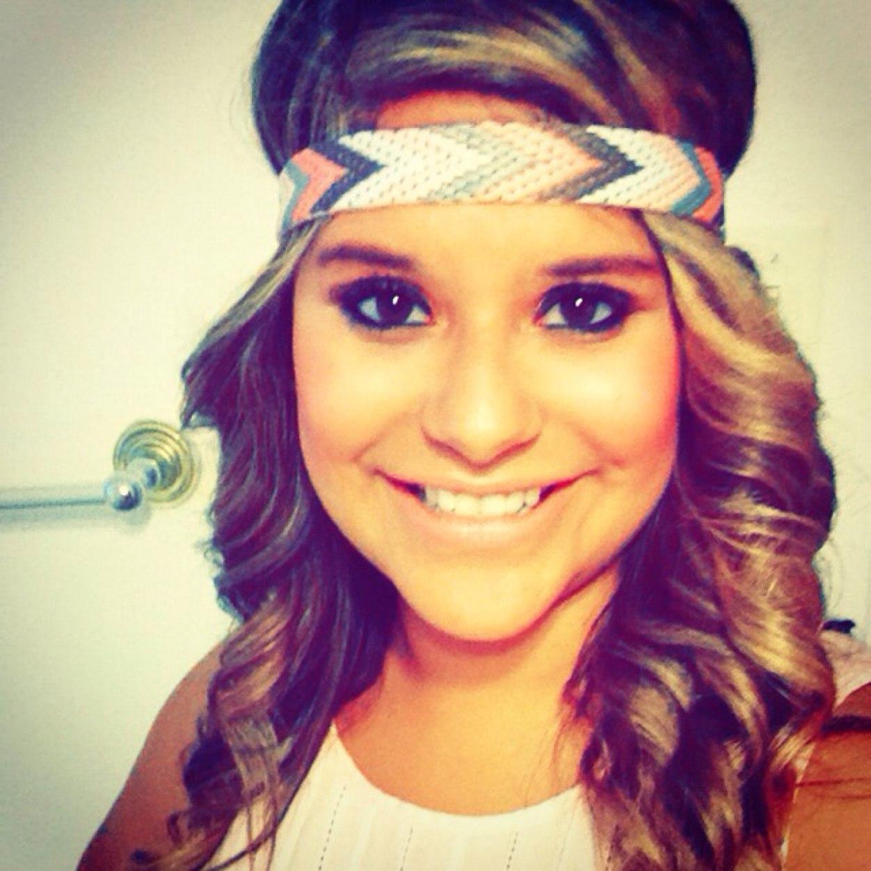 im a young smart little lady trying to find her place in the big world.. trying to accomplish her dreams one at a time.. =]