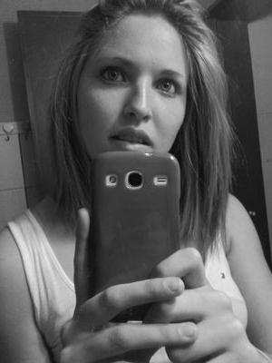 soy flor   ttngo 15 años soy loqa loqa ... seguime y tt sigo xfa!! y tt presto mis ojos!!  ;-)