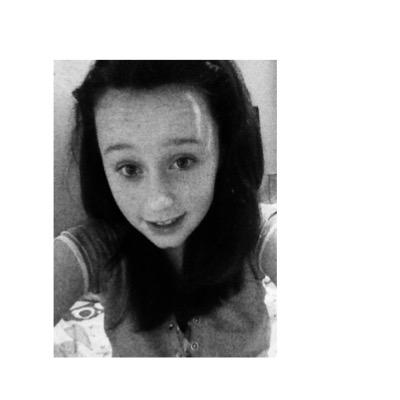 1D fan love everyone of them live in exmouth,devon i like football , and playing it i have just under the shoulder length hair brunett and i love music