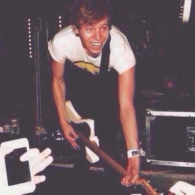 https://t.co/YDGwtD3UQm PLEASE RT!!!! (Saved acc for @My_5SOS_Love)