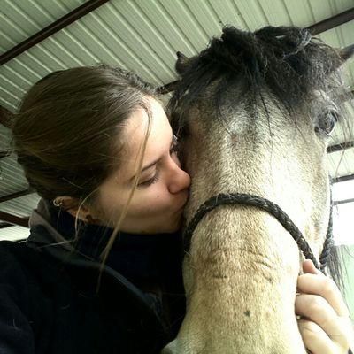 Enamorada de los caballos, el chocolate y su sonrisa.