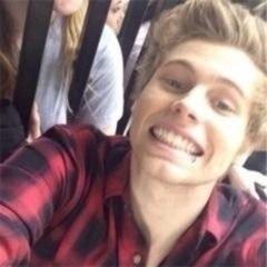 This is a Free follow. So in return, Follow @mxhemmings YOU DONT HAVE TO FOLLOW THIS ACCOUNT
