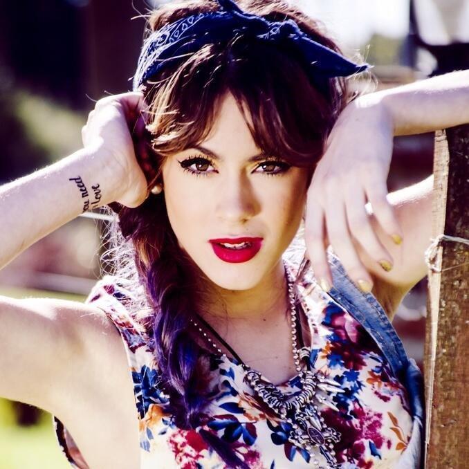 hola tinistas soy una tinista mas quiero q nos sigan asi le mostramos a tini lo mucho q la queremos ♥