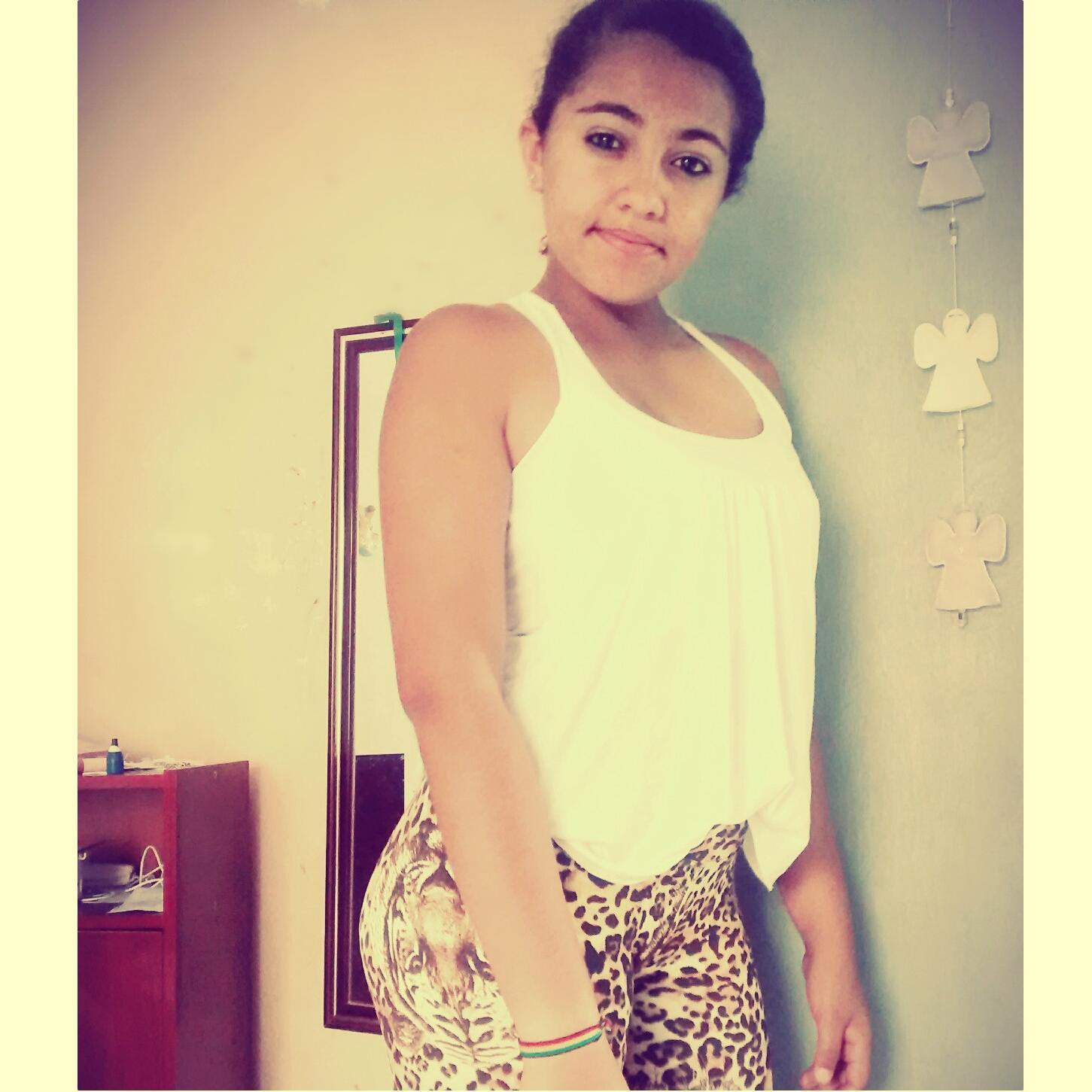 Pode falar a vontade, enquanto tu se morde..Ela rouba a cena, no funk e no pagode..♪ Solteira u.u