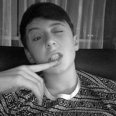 selfiesgotmeooh's profile picture. follow @slayingmxran bc she gave you a free follow she might follow back