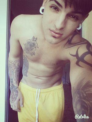 luisel69's profile picture. 'Dicen que yo no trabajo pero tengo chavos pa'
tatuajes mire taty dile que los tatuajes son de gratis que mi unico trabajo son la libreta y el lapiz ♫♥