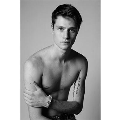 Dieciséis años. Slytherin. Si como ves, soy el hijo de Gregory Goyle y Millicent Bulstrode. «Piensa como piensan los sabios.» #HProle.