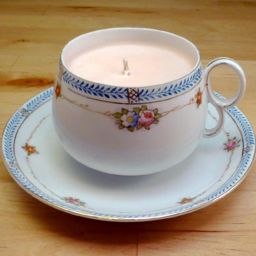 Hand-poured 100% soy candles created on the Upper West Side of Manhattan. Each candle is poured into a vintage tea cup that was found in or around NYC.