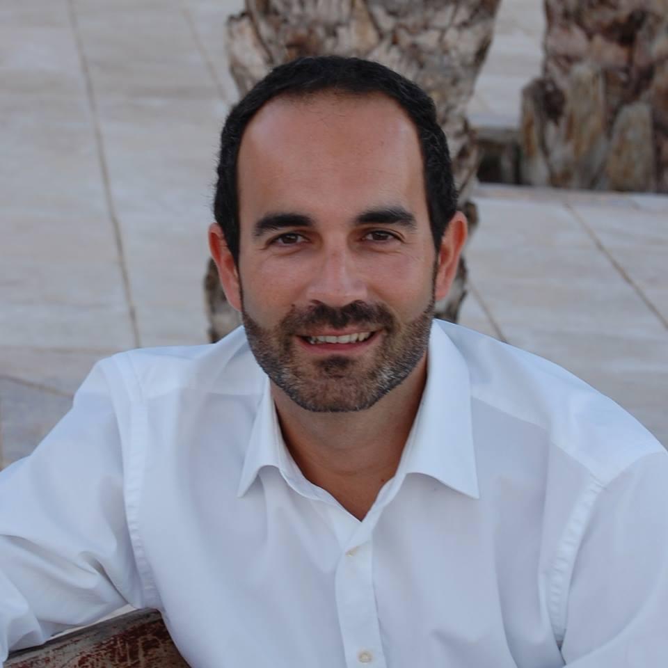 Apasionado de mi pueblo, Carboneras. Maestro de música en el C.P. Simón Fuentes. Candidato de @CarbonerasPSOE a la Alcaldía del Ayuntamiento ¿Hablamos?