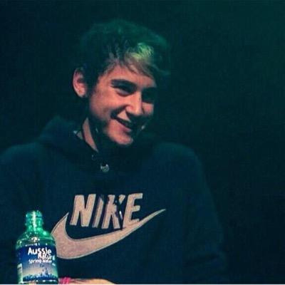please go follow @GIGGLYJAI !