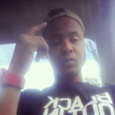 Its Dave .. those who don't know .. I'm just a layed back hard working hung nigga ..