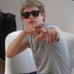 follow @eightxeenjh ! if you want a follow back just tweet me!!