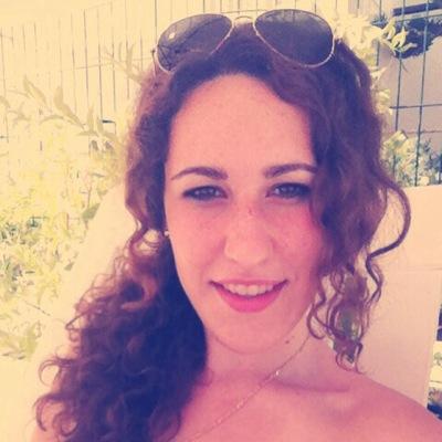 ~ Madrileña de nacimiento y granadina de corazón. Graduada en Derecho, madridista, enamorada de la vida, aficionada a los toros y adicta al jamón.
