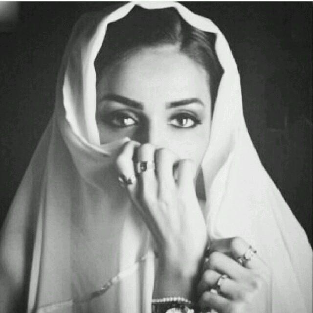 ‏لو رأيت الجميع ضدك و الألوان غير لونك والكل يمشي عكسك فلاتتردد وامشي وحدك وتمسك بمبادئك