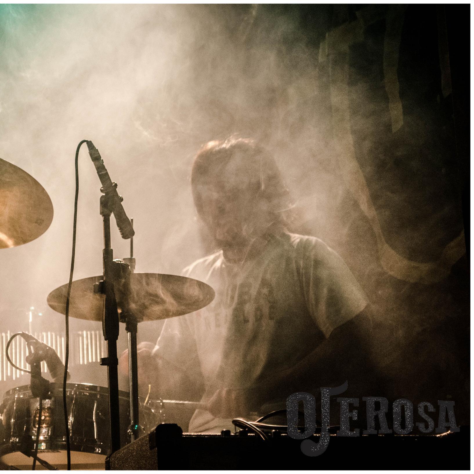 Músico baterista. Ingeniero en Electrónica.