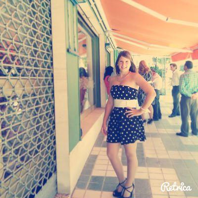 Jamás dejes pasar una oportunidad que te haga feliz, aunque a los demas no les guste :)