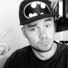 Suas fofas, me sigam Liam vai estar de baixo de suas camas, Hmmmmm safadas