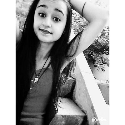 Cheia de crise, toda durona,toda apaixonada, mina bipolar.  ♡ :3