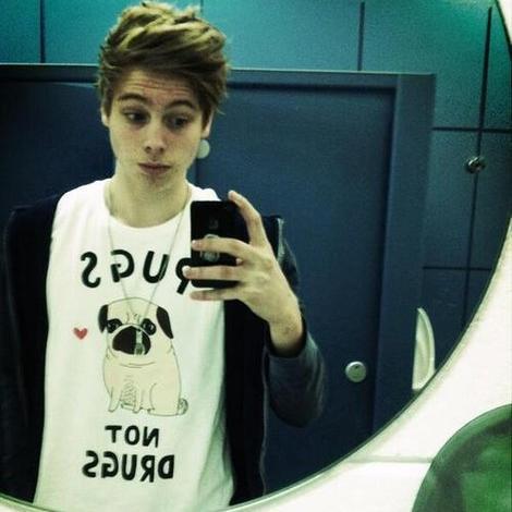 main account: @Luke5SOS