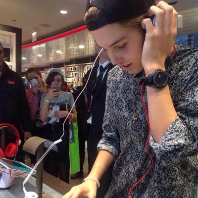 hello, please go and follow @espinosawhugs because she gave you this free follow:)