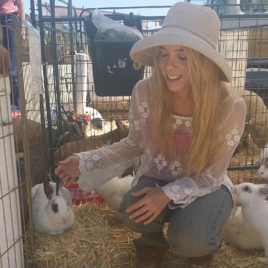 ElizabethJG21's profile picture. Intuitive Singer Songwriter Photographer Comedy Writer, Prayer,Miracle Noticer, Designer,Love of Music,Dance,Art,Health, Animals,Gardens,Nature,CelestialEvents