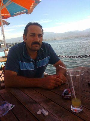 minareler süngü,kubbeler miğfer, 
camiler kışlamız, müminler asker, 
bu ilahi ordu dinimi bekler,
allahu ekber,allahu ekber