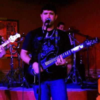 Carioca de escorpião, flamenguista, músico, guitarrista, estudante de engenharia mecânica e profissional da industria do petroleo