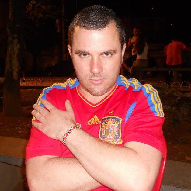 Militante LGTB y Trabajador en ONG