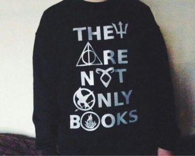 Lazo de sangre con los libros. Beating heart. Toda revolución comienza con una chispa. Siempre divergente para sentirte infinita.