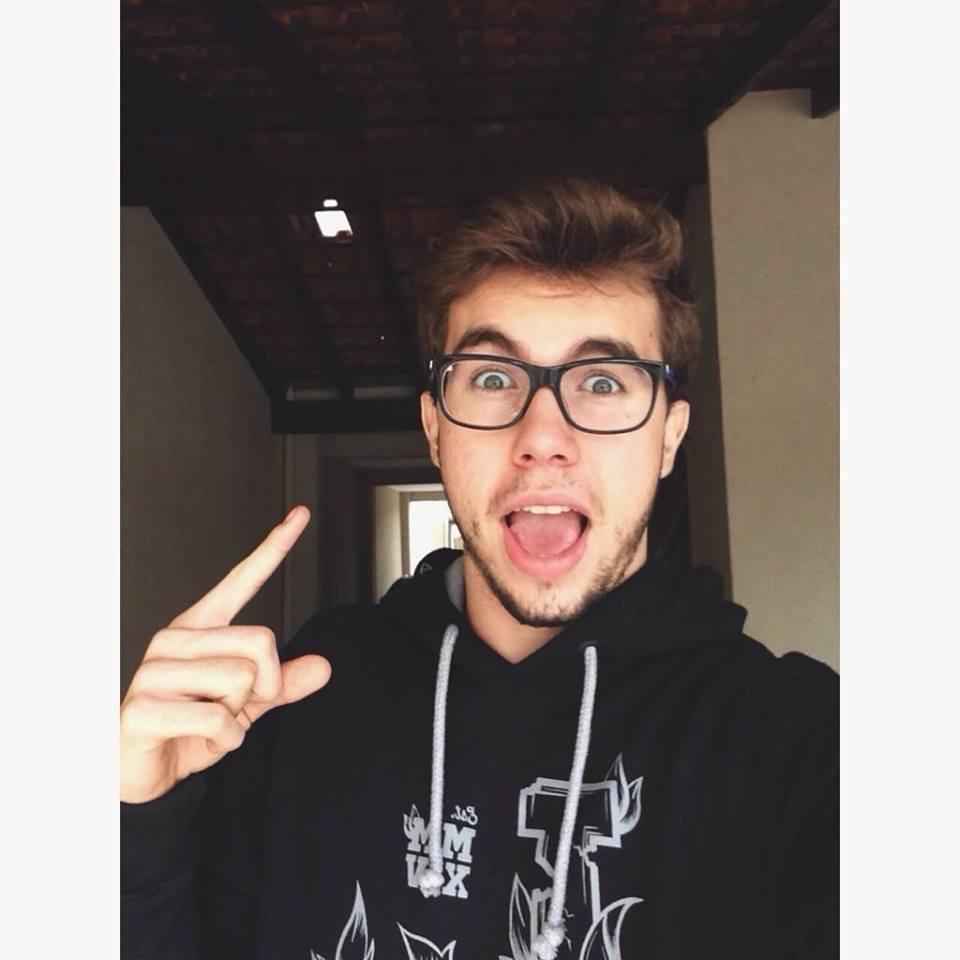 FÃ DO CARA MAIS GATO dO UNIVERSO @WhoIsCarlos Twitter: @OTiuMau1D  ~Coraçãozin com a mão~