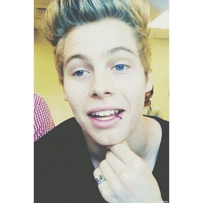 all you need to know about me is i fucking love one direction and 5sos bye