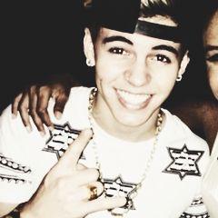 imagina o biel te olhando com aqueles olhos perfeitos dele aquele sorriso que te destróí e sussurando no seu ouvidSAI DAQUI SAI PRAGA SAI DA MINHA VIDA%$@#$%